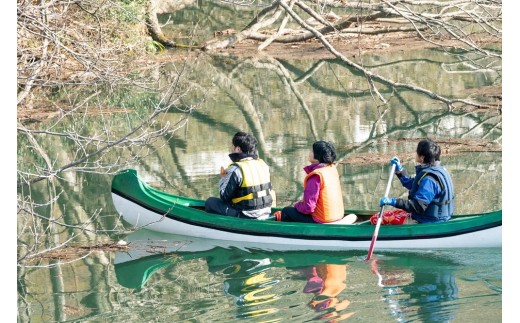 錦秋湖の支流・廻戸川は、春は雪解け水で満水になり、色はエメラレルドグリーン