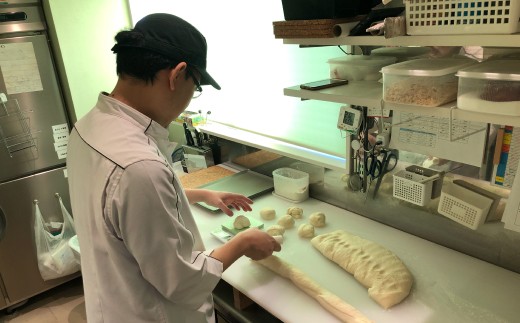 ラスクになる前のパン作りの工程です。