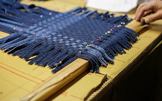 職人が手作業で格子状に編み上げます