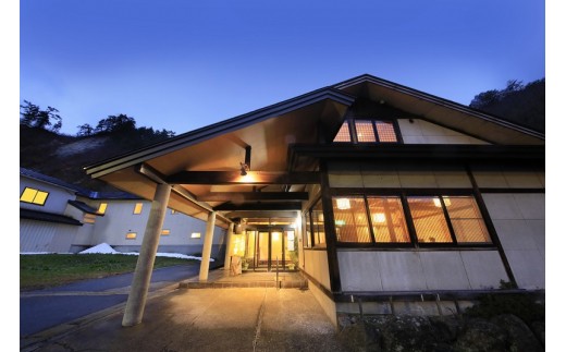 湯川温泉の当館は、清流に沿う閑静な一軒宿です