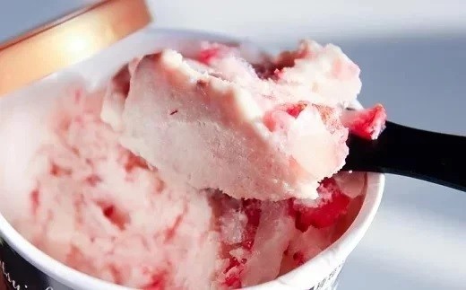 浦河産夏いちご「すずあかね」と北海道産のしぼりたて牛乳から作ったアイスクリームです。