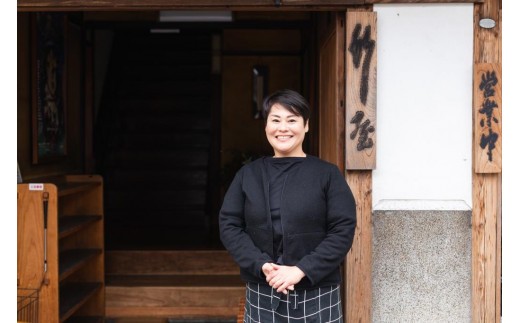 笑顔のステキな女将がお出迎えします