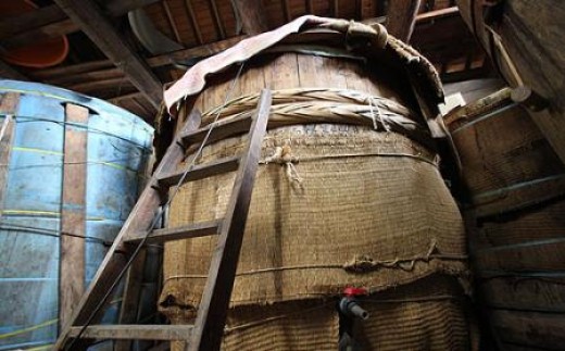 みふね酢のお酢は、昔ながらの木桶の中で発酵と熟成にじっくりと時間をかけてつくられる静置発酵づくりです。