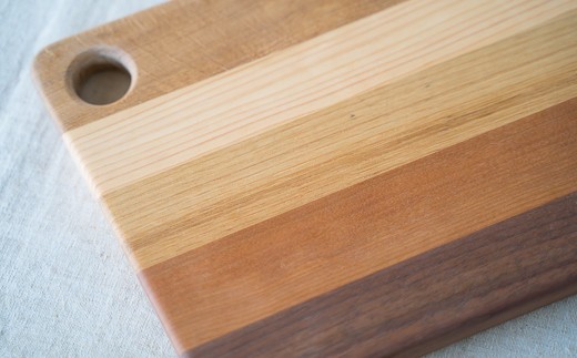 銘木の色味を活かして作製したカッティングボード