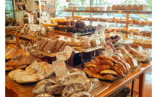 150種類以上のパンが並ぶベーカリーカフェ。店内もワクワクします！