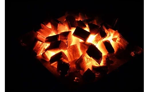 火付が良いため、初心者にも扱いやすく、火持ちが良いためバーベキューにも最適。備長炭並みの遠赤外線で、食材が美味しく焼けます