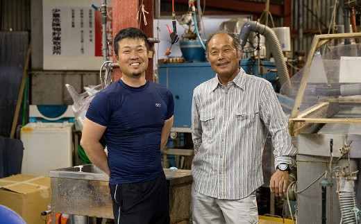 『マルコ水産有限会社』の兼田敏信さん（右）・純次さん（左）