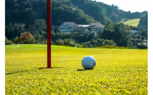 スカイヒルゴルフクラブ　１ラウンド利用券 Mkk-27 チケット GOLF Golf golf ゴルフチケット プレー券 612599 - 高知県四万十町