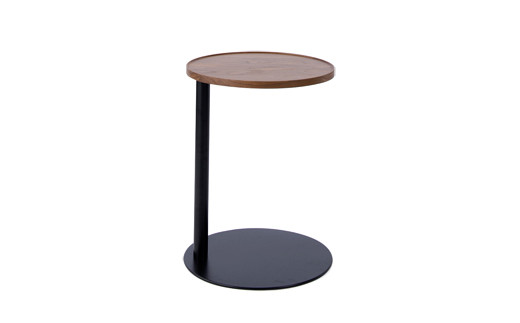無駄のないデザインのサイドテーブルです。