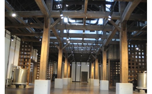 観光交流センター「秀緑」には明治２８年建造の酒蔵を改修した多目的ホールがあります。