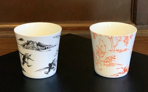 有田焼特有の白磁に、鳥獣戯画をフリーカップにデザインしました。