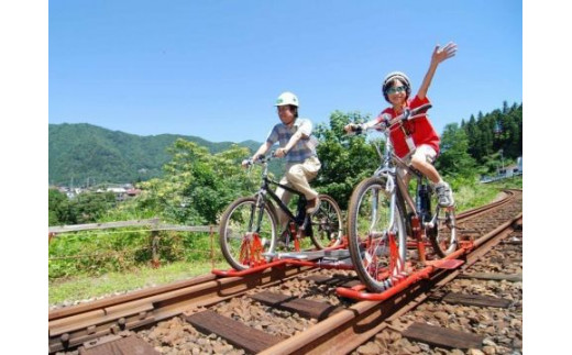 廃線になった鉄道のレールの上を自転車で走る画期的な乗り物