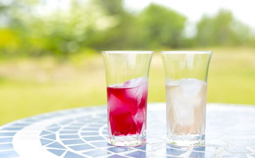 水を注ぐだけで美しい。赤とピンクの200mL×2本セット