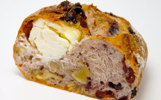ハーモニッシュ…ブルーベリー、クランベリー、クルミとクリームチーズのバゲット。2006年kiriクリームチーズコンクール銀賞。