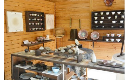 唐津白汀窯では、食の器、花の器、明かりの器等
「暮らしの中の器」つくりをコンセプトに創作しています。