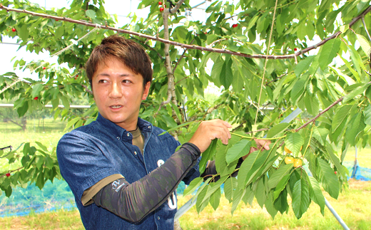 生産者の長谷部翔太さん。高品質な果実栽培に力を入れています。