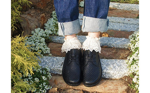 甲のパンチング穴が通気性も良く涼しいので、ちょっとしたお出かけに最適です。