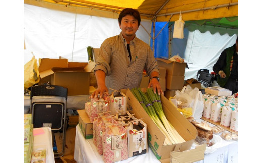 生産者の大沼さんです。自然への感謝を忘れず食べて笑顔になれるお米・野菜の生産に取り組んでいます。