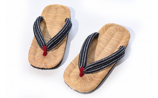 丁寧に編み込まれた竹皮草履はさらりとした履き心地で快適にお使いいただだくことができます。 