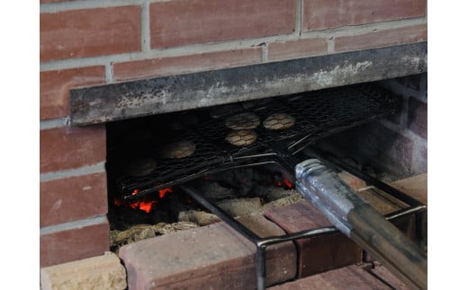 上下に炭が入る煉瓦造りの窯で職人さんが丁寧に焼き上げます。