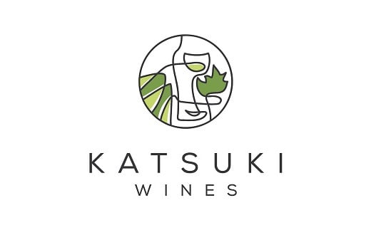 途切れることのない１本の線で描かれたロゴ。サークルは地球を表現し、その中にブドウ畑、ワイン、人が描かれています。