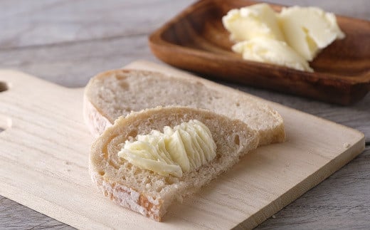 十勝野バター。北海道産生クリームからつくられる加塩タイプのバター。しっかりとした風味とコクのある味に仕上がりました。