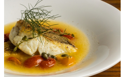 魚介料理：明石鯛のアクアパッツァ