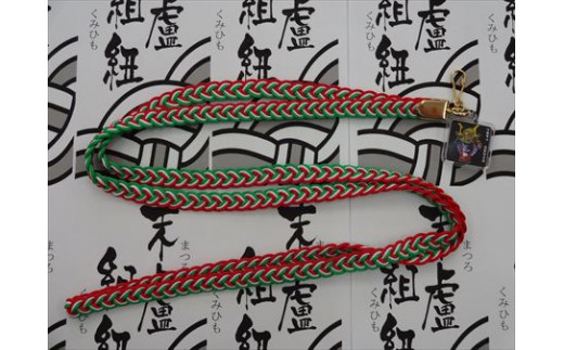 護符組紐を、ミニチュア化し唐津神社のお札を金襴袋に入れ
丁寧に編み組んでおります。