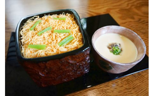 口あたりは綿のように だしと食材の旨味が広がる綿そぼろ寿司のセットとすっぽんスープをお届けします。
※画像は調理例です。