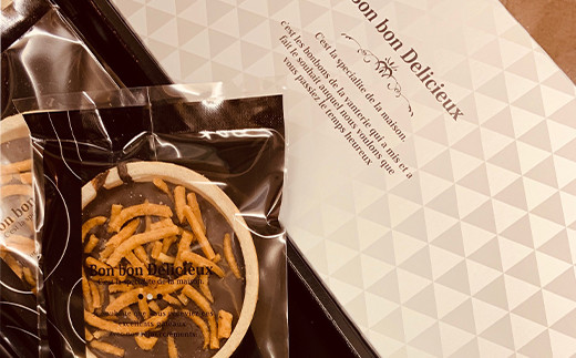 揚げ蕎麦を使用し、ベルギー産チョコレート、もなか、岩塩と組み合わせた地元事業者コラボ菓子