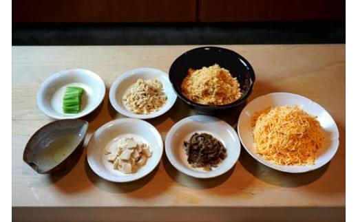 ちらし寿司セットには寄付者様の好みや食材の美味しさの維持を考慮して、
「お米」「緑のいろどりのもの」の２点は含んでおりません。