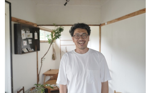 【ハンドメイド】折りたたみちゃぶ台を製造している和田さんです。