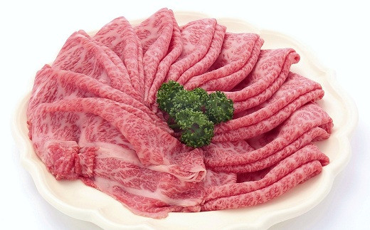 1カ月目は、丹波牛のＡ5ランクすき焼き用500g（3～4人前）をお届けします。艶やかな霜降りと濃厚な赤身肉が口の中がとろけます。