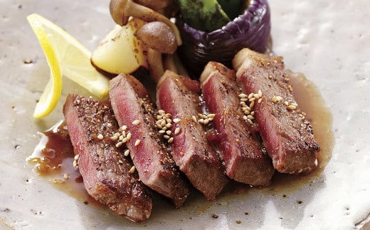 最高品質の丹波牛サーロインステーキは、艶やかな霜降りと濃厚な赤身肉のステーキが口の中でとろけます。