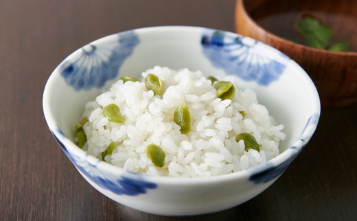 山形県産の秘伝豆を使用した炊き込みご飯の素です。お米を炊くときに炊き込みご飯の素も一緒に入れてスイッチを押すだけなので簡単便利