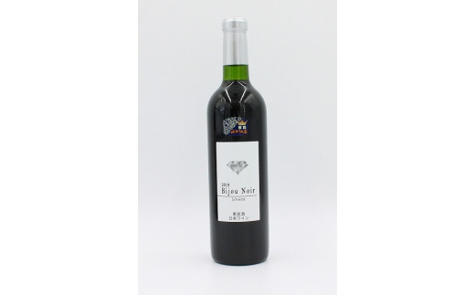 勝沼町風間農園で栽培された「黒い宝石」と呼ばれる新品種ビジュノワールの赤ワインです。