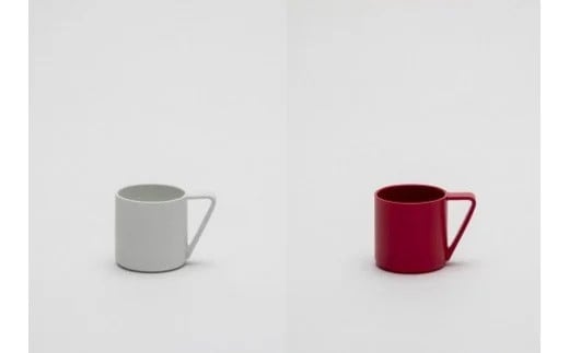 左：白マグカップ、右：赤マグカップ
