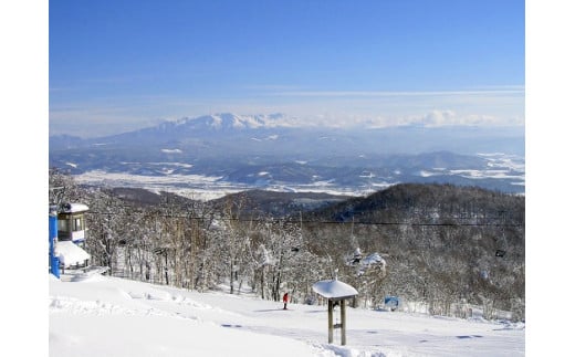 スキー場の頂上からは北海道の屋根である大雪山連峰が一望できます！