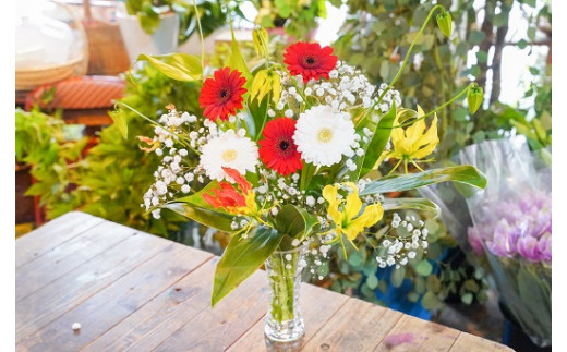 生け方の例(小サイズの花束に花瓶は付属しておりません、画像は中サイズの花です)