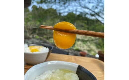 新鮮な卵は黄身が箸で掴めます。