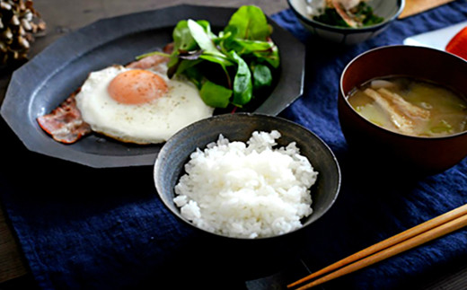 お米の粒が大きく、炊いた時のツヤや香りが良くもっちりとした食感でリピーターの多いお米です。
