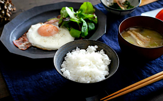 “炊いた時のツヤや香りが良く、もっちりとした食感で美味しい”と
人気のお米です。