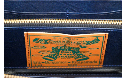 財布の内装部分にはジーンズの後ろにあるパッチが付いています。