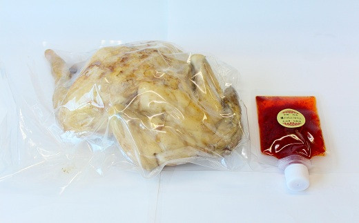 ・丹波地鶏丸ごと焼チキン1羽（焼きあげ前2.5kg、7～8人前）ととうがらしおいるペーストをセットでお届けします。