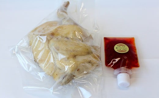 ・丹波地鶏丸ごと焼チキン1/2羽（焼きあげ前1.3kg、3～4人前）ととうがらしおいるペーストをセットでお届けします。