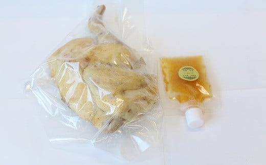 ・丹波地鶏丸ごと焼チキン1/2羽（焼きあげ前1.3kg、3～4人前）とにんにくおいるペーストをセットでお届けします。