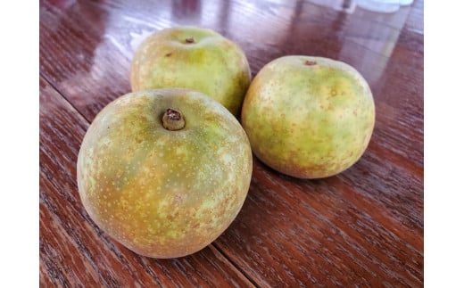 梨の甘みを増すための無袋栽培により表面が画像のようになる果実もありますが、品質に問題はございません。