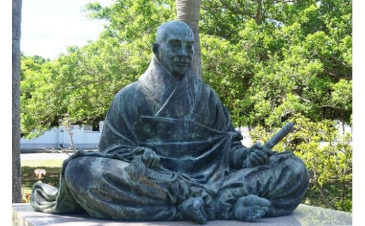 喜界島にある俊寛の銅像
