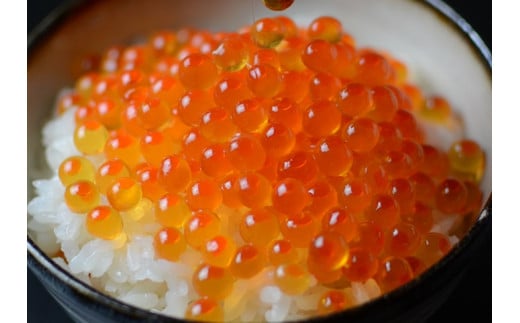 11月～12月　世界三大漁場三陸で水揚げされる鮭の卵だけを使用した、「いくら醤油漬け」と「甘塩いくら」のセットです。