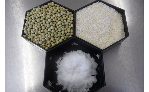 地元産の美味しい米と青大豆（一部北海道産）と天塩を使用